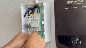 instalação de carregador wallbox na parede